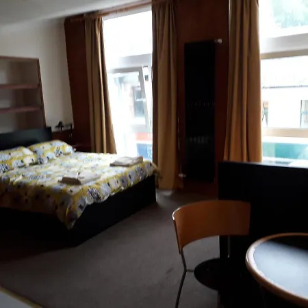Ossians Hotel *