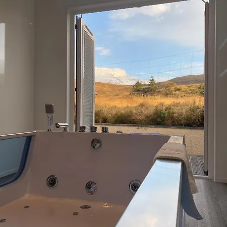 Highland - Ben View & Jacuzzi Bath Apartment Fort William