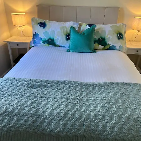 Corran, Glenloch View, William 2-bedroom Loch Side Flat * Fort William