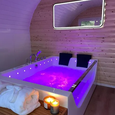 Apex Pod & Jacuzzi Bath Apartment *