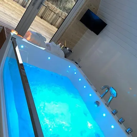 Apex Pod & Jacuzzi Bath Apartment Fort William