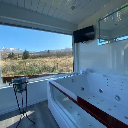 Highland - Ben View Pod & Jacuzzi Bath *