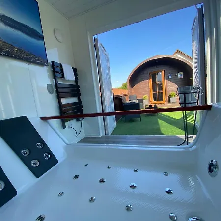 Highland - Ben View Pod & Jacuzzi Bath Apartment