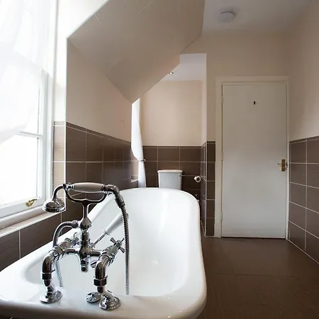 Glentower Lower Observatory Bed & Breakfast 4*