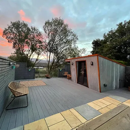 Stylish, With Kitchen & Large Deck Apartment Fort William