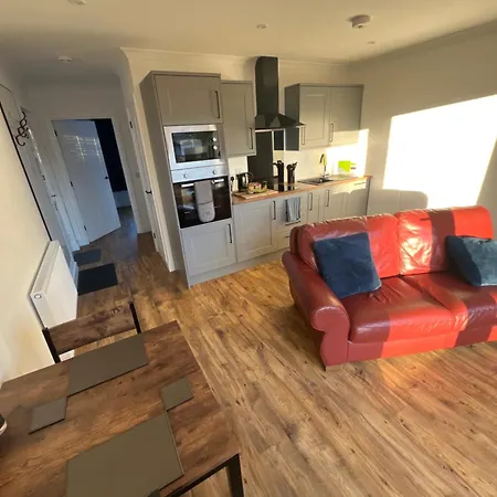 Apartment Tramore - Self Contained 1 Bedroom Unit - King Size Bed - Free Private Parking - 3 Miles From William High Street *