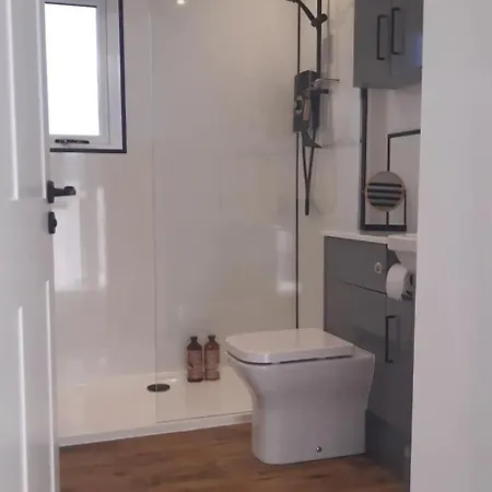 Tramore - Self Contained 1 Bedroom Unit - King Size Bed - Free Private Parking - 3 Miles From William High Street