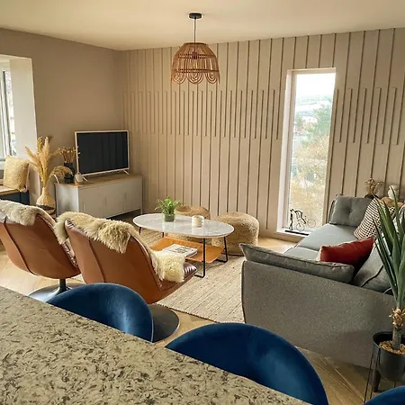 Stylish, With Open-plan Living Holiday home