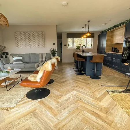 Stylish, With Open-plan Living Holiday home