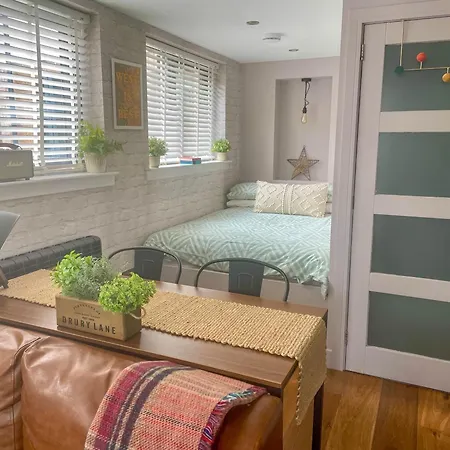Stylish, With Kitchen & Large Deck Apartment Fort William