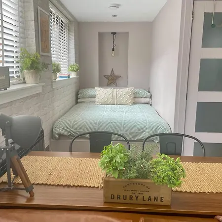 Stylish, With Kitchen & Large Deck * Fort William