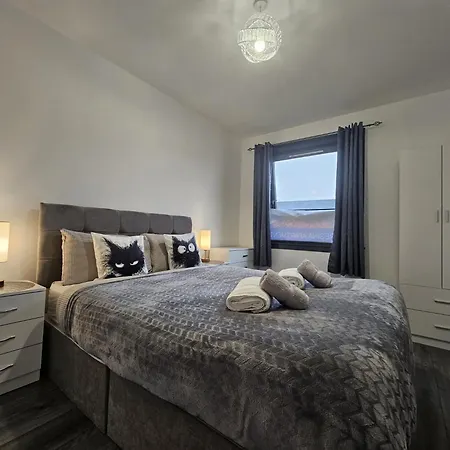 Regina In William Apartment