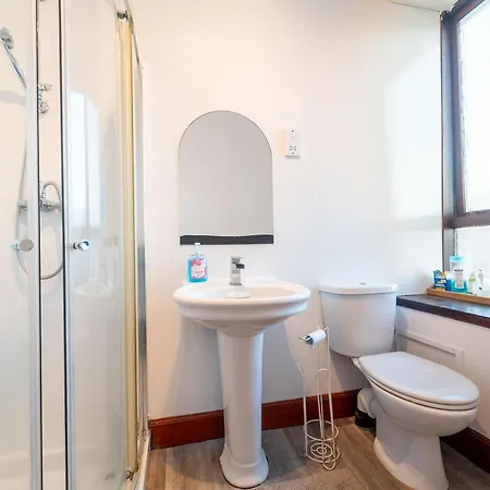 Prime Location In High Street Hostel *