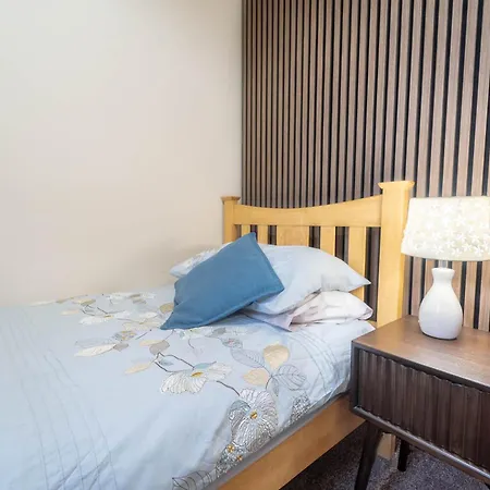 Prime Location In High Street Hostel *