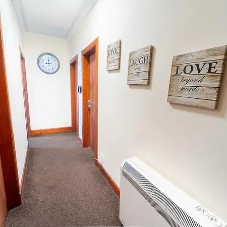 Prime Location In High Street Hostel Fort William